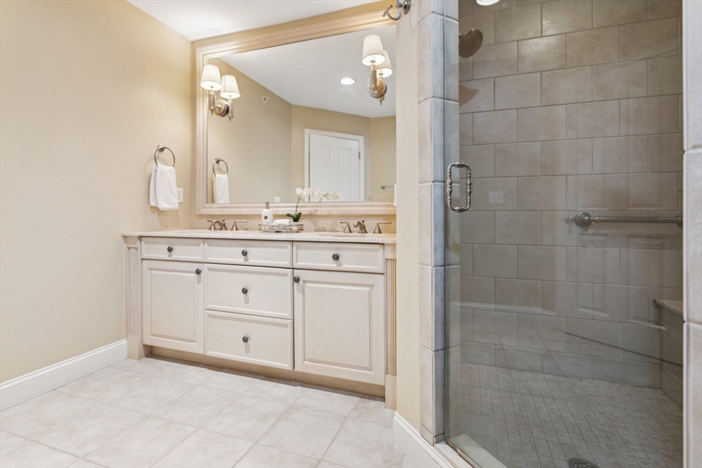 Lynnfield, Massachusetts 01940, United States, 3 Bedrooms Bedrooms, ,3 BathroomsBathrooms,Residential,Pending,187462