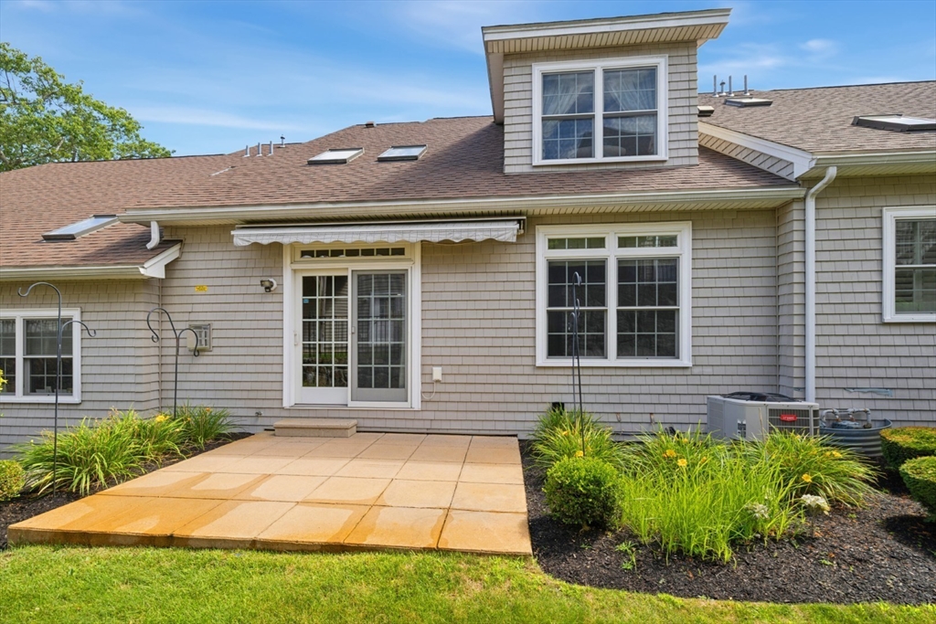 Lynnfield, Massachusetts 01940, United States, 3 Bedrooms Bedrooms, ,3 BathroomsBathrooms,Residential,Pending,187462