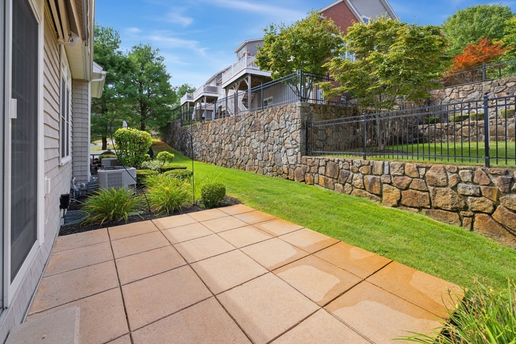 Lynnfield, Massachusetts 01940, United States, 3 Bedrooms Bedrooms, ,3 BathroomsBathrooms,Residential,Pending,187462