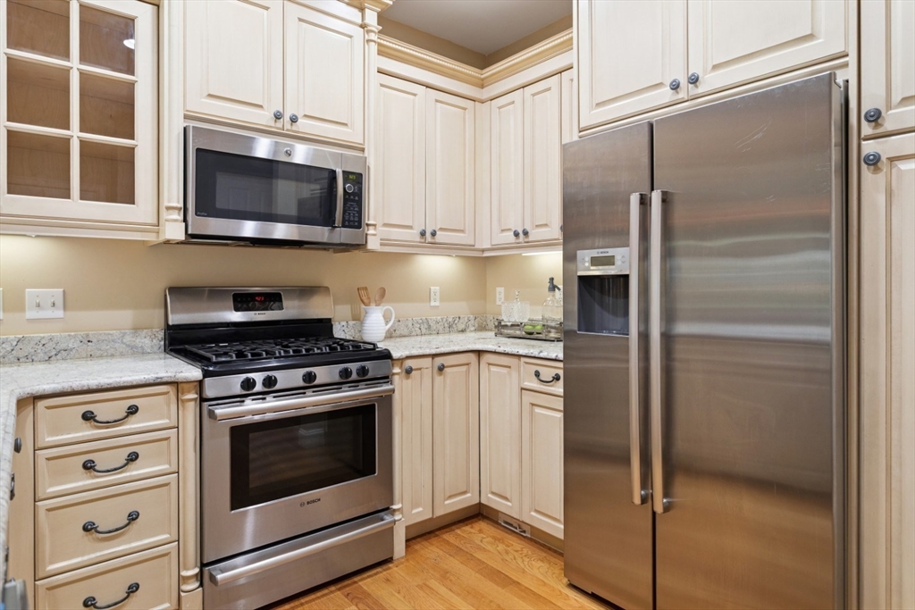 Lynnfield, Massachusetts 01940, United States, 3 Bedrooms Bedrooms, ,3 BathroomsBathrooms,Residential,Pending,187462