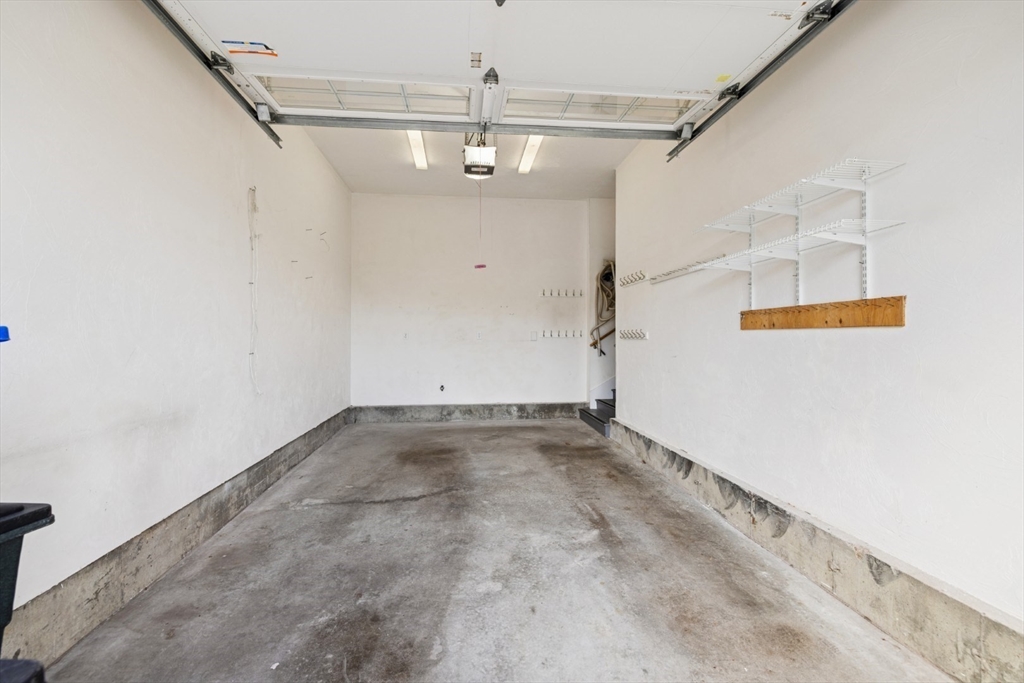 Lynnfield, Massachusetts 01940, United States, 3 Bedrooms Bedrooms, ,3 BathroomsBathrooms,Residential,Pending,187462