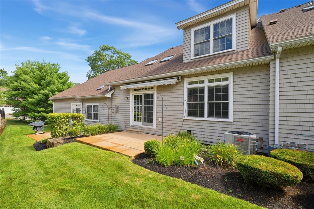 Lynnfield, Massachusetts 01940, United States, 3 Bedrooms Bedrooms, ,3 BathroomsBathrooms,Residential,Pending,187462