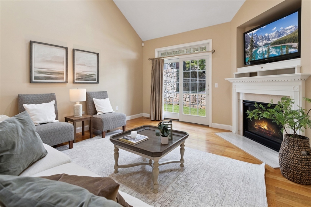 Lynnfield, Massachusetts 01940, United States, 3 Bedrooms Bedrooms, ,3 BathroomsBathrooms,Residential,Pending,187462