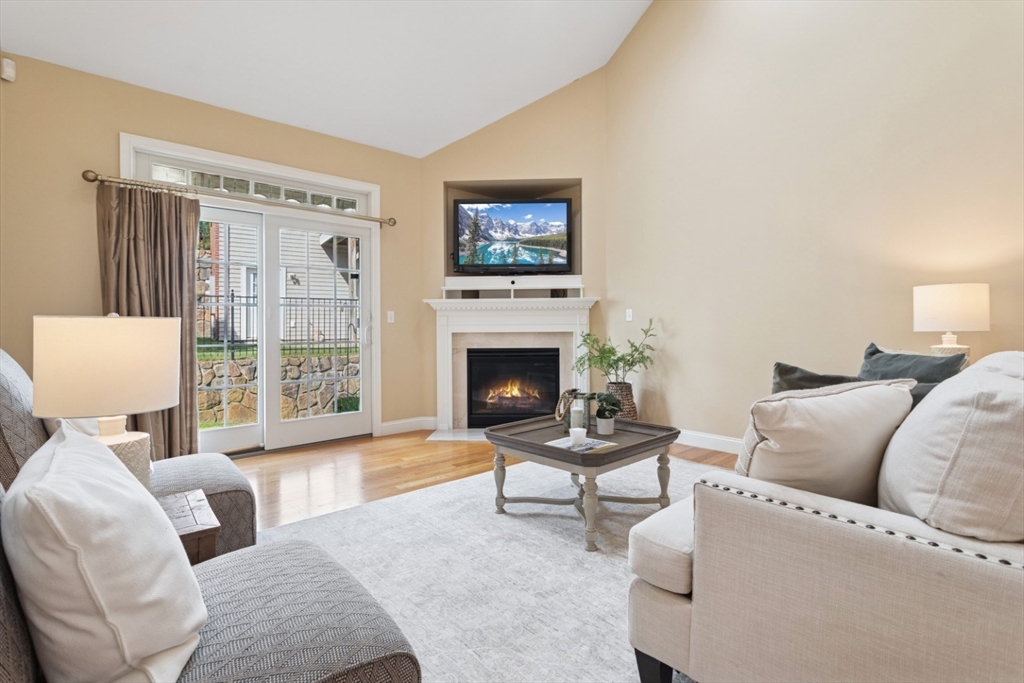 Lynnfield, Massachusetts 01940, United States, 3 Bedrooms Bedrooms, ,3 BathroomsBathrooms,Residential,Pending,187462