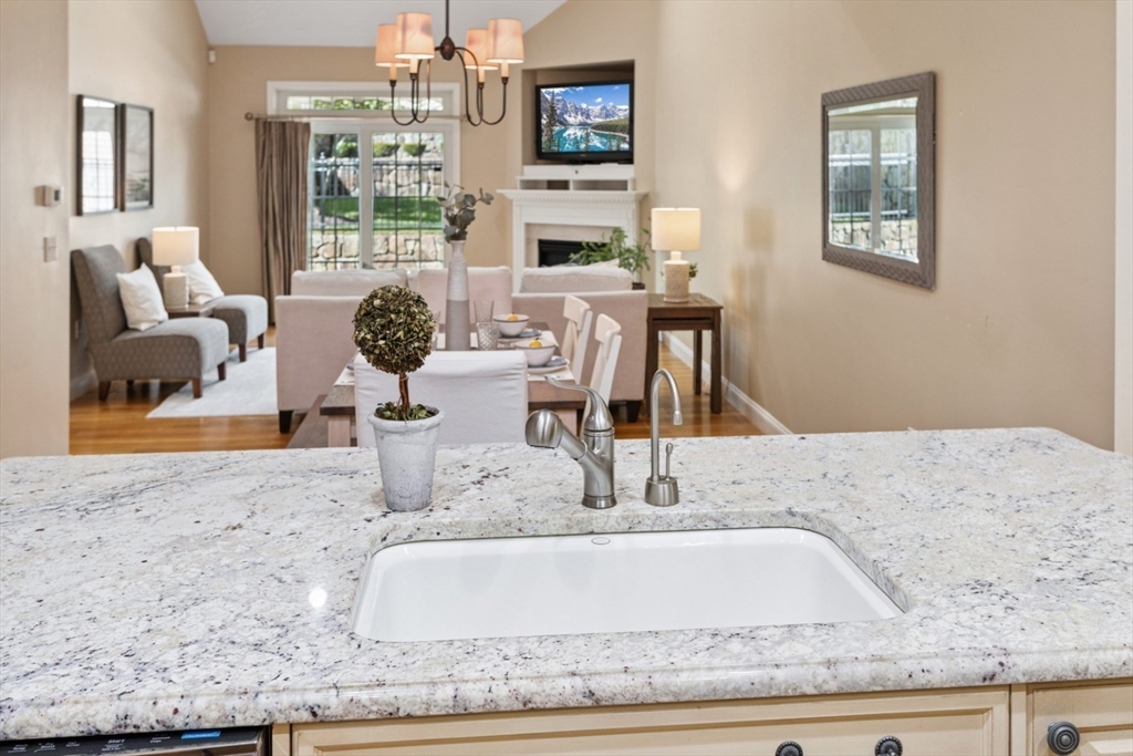 Lynnfield, Massachusetts 01940, United States, 3 Bedrooms Bedrooms, ,3 BathroomsBathrooms,Residential,Pending,187462