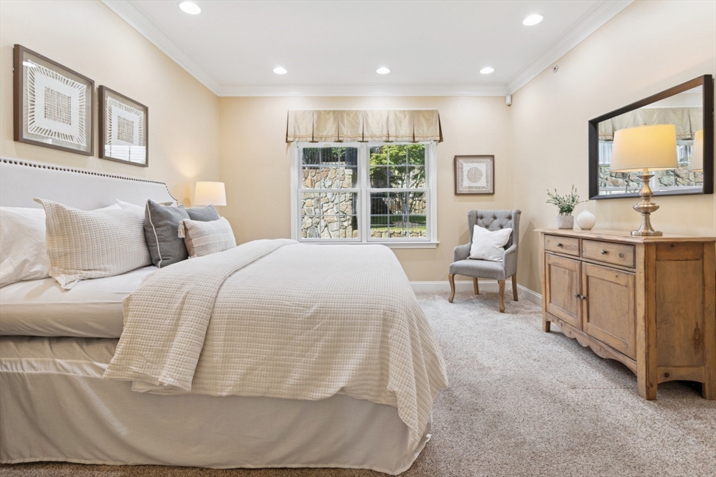 Lynnfield, Massachusetts 01940, United States, 3 Bedrooms Bedrooms, ,3 BathroomsBathrooms,Residential,Pending,187462