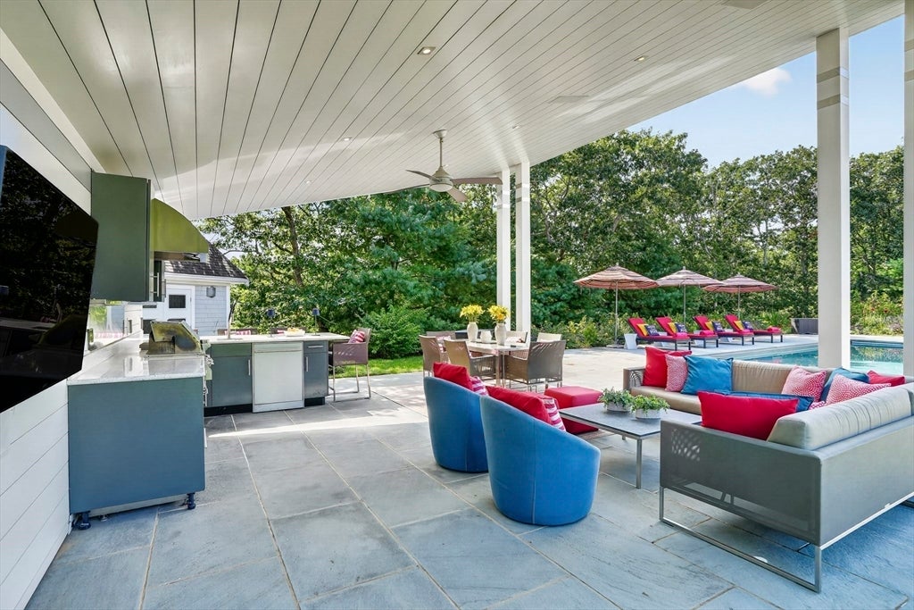 8 Woodhaven Dr, Edgartown, MA Photo #1