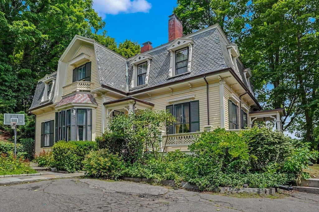 Click for 613 Pleasant St, Belmont, MA slideshow Click for 613 Pleasant St, Belmont, MA slideshow