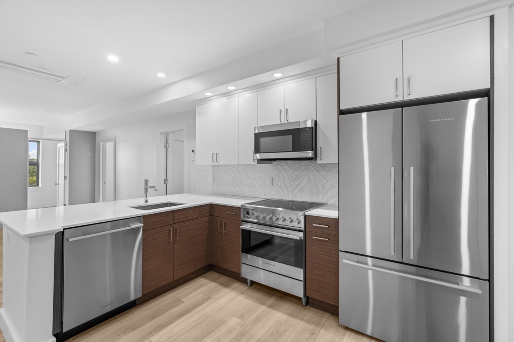 1950 Washington St 4G
