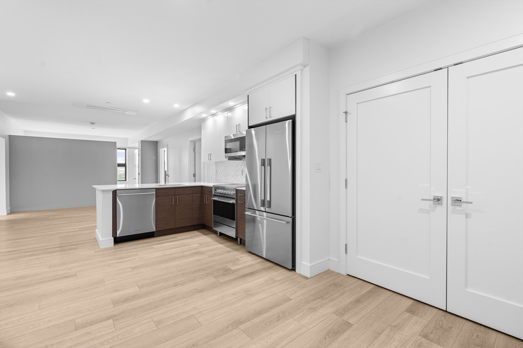 1950 Washington St 4G