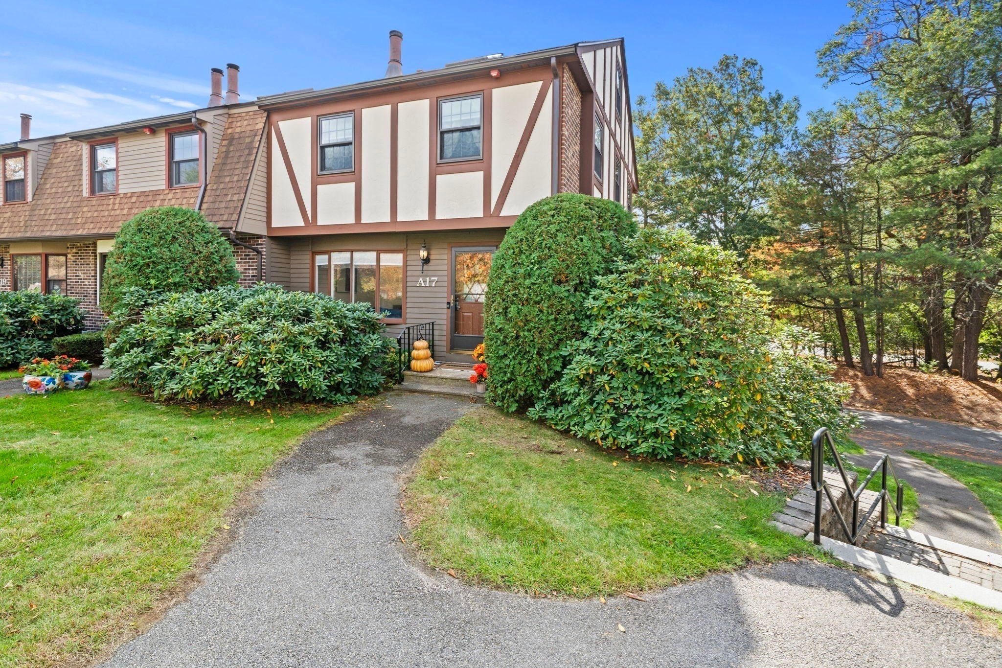 Photo of 17 Scotty Hollow Dr, Chelmsford, MA