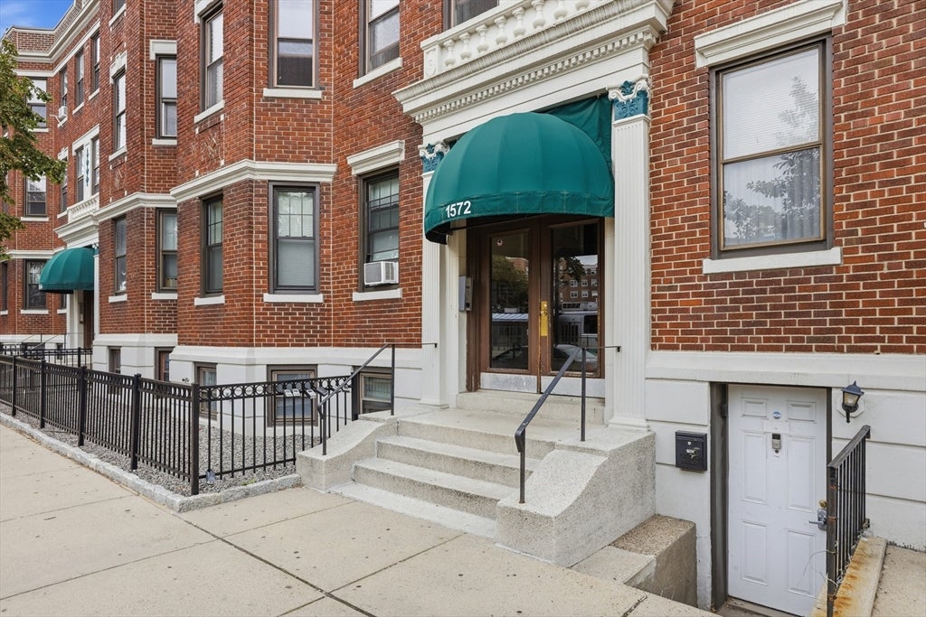 1572 Commonwealth Ave 6