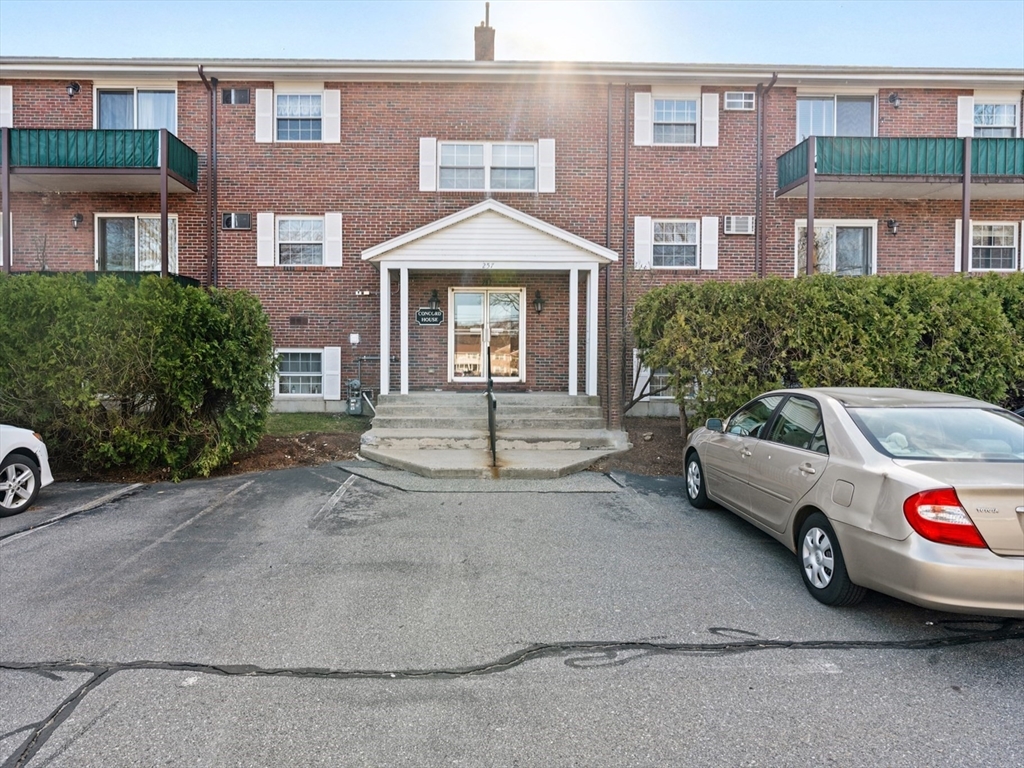 257 N Main St 11