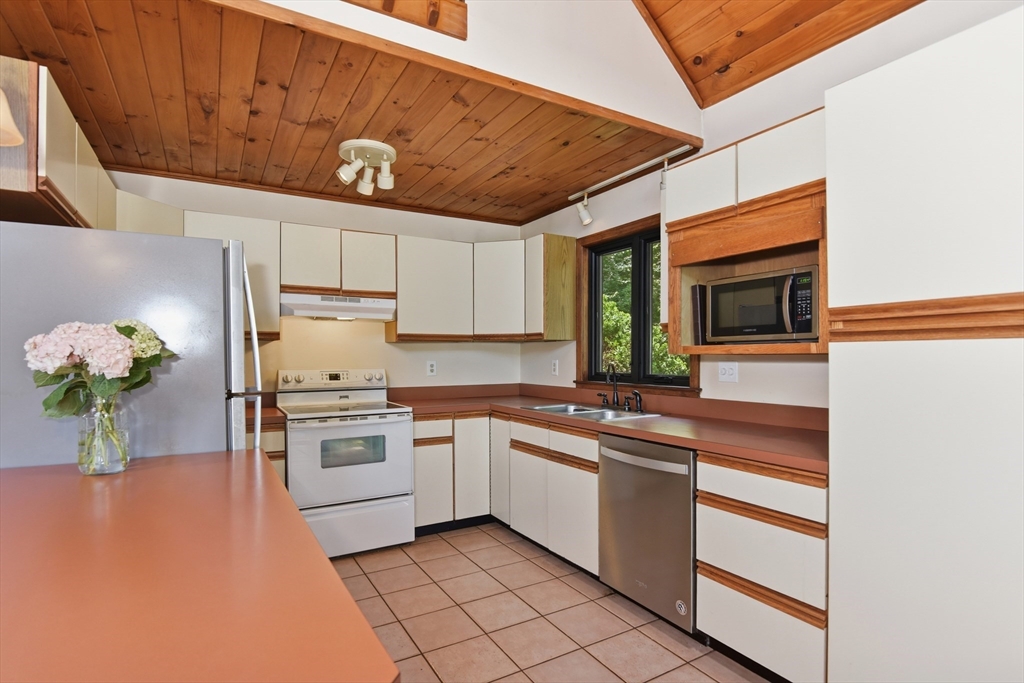 127 Susie ST, Somerset, MA Photo #15