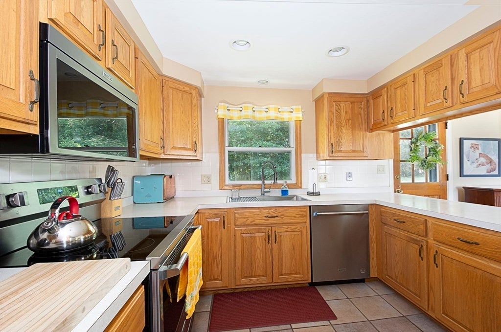 23 Mary Ann Dr, Worcester, MA Photo #14