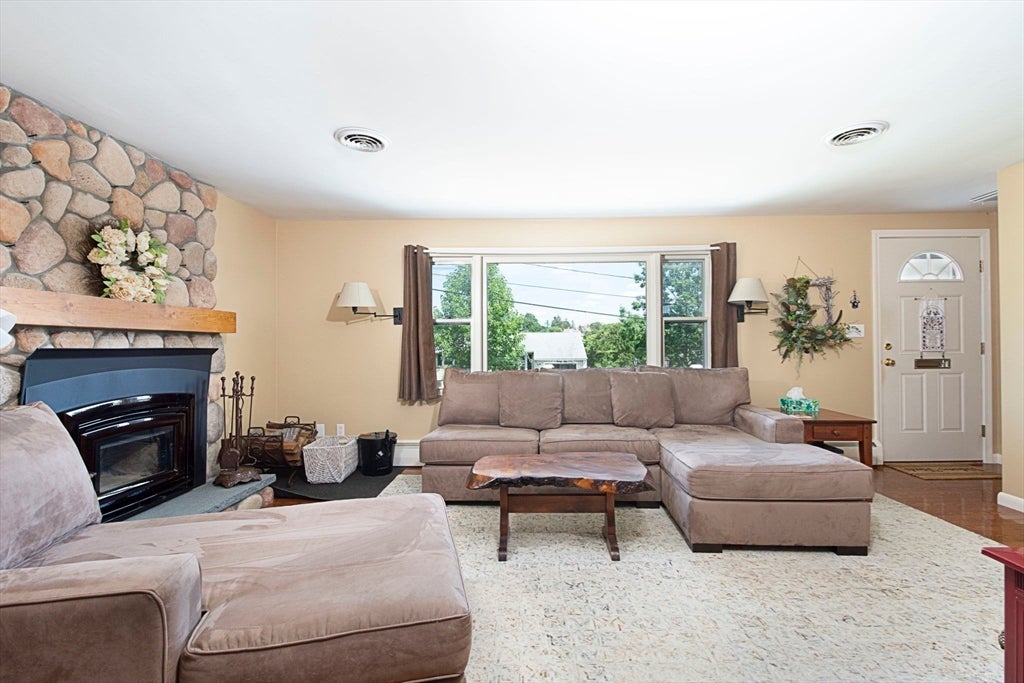 23 Mary Ann Dr, Worcester, MA Photo #9