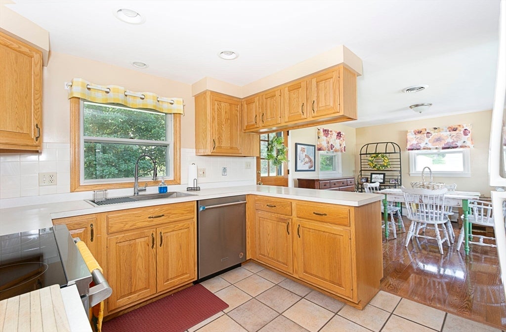 23 Mary Ann Dr, Worcester, MA Photo #16