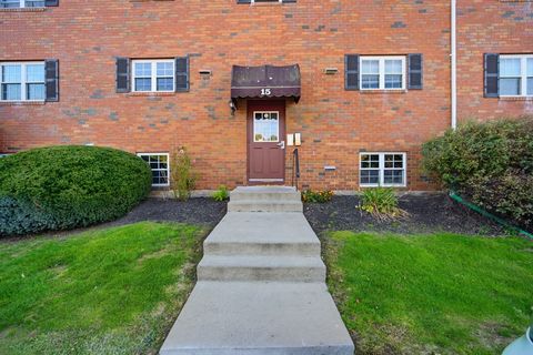 15 Maple Crest Cir D Holyoke MA 01040