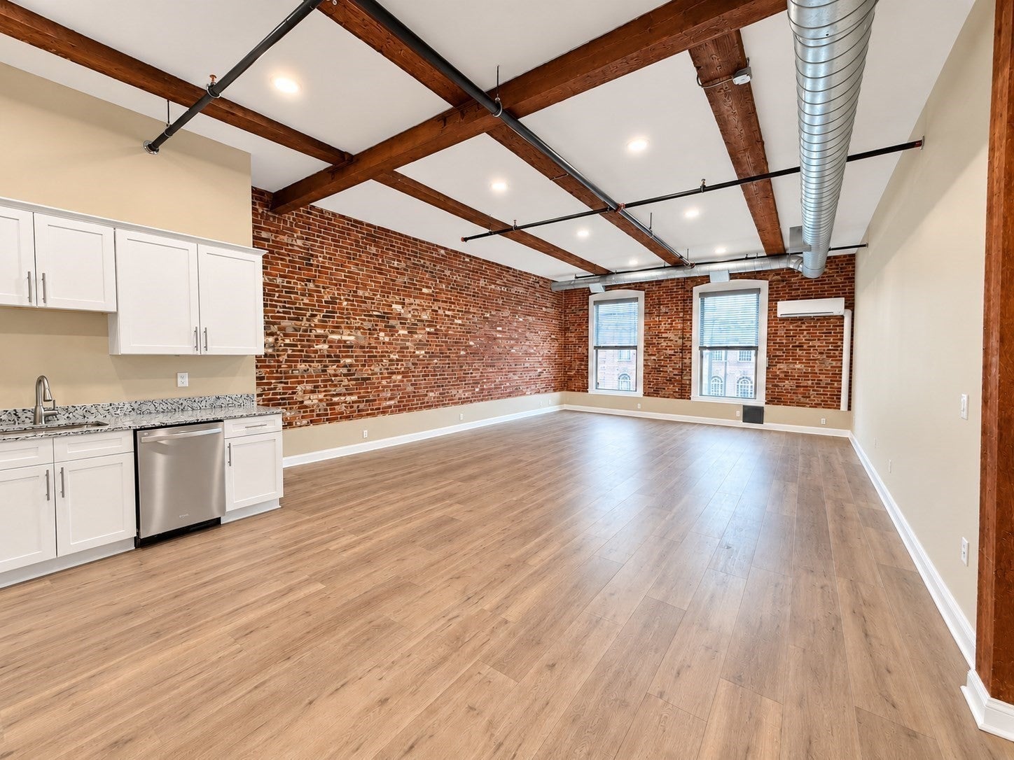 Photo of 10 Kearney Sq, Lowell, MA