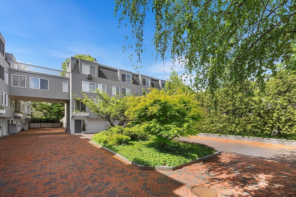 16 Ellery Square