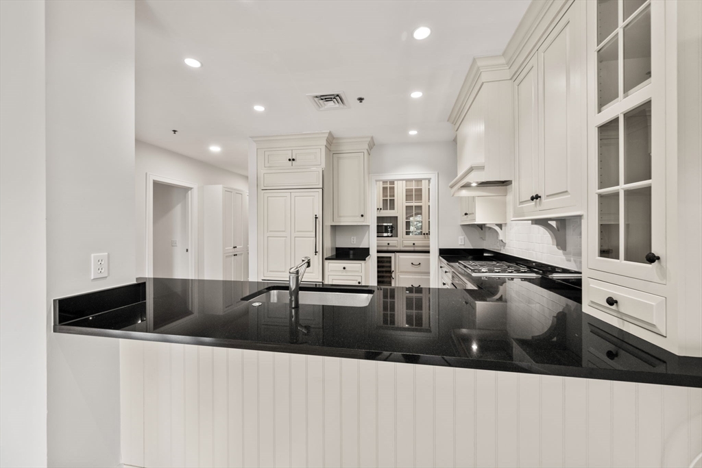 2420 Beacon 402