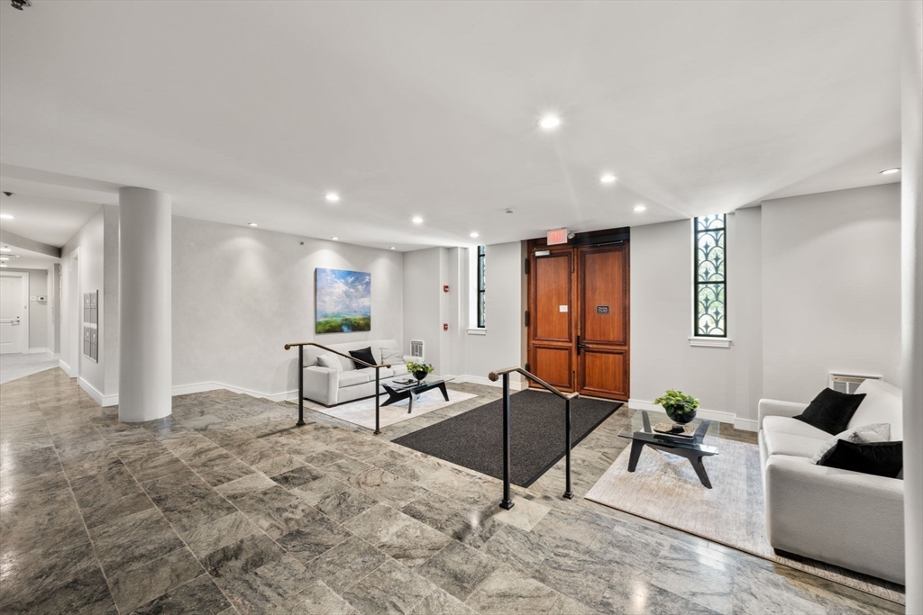 2420 Beacon 402