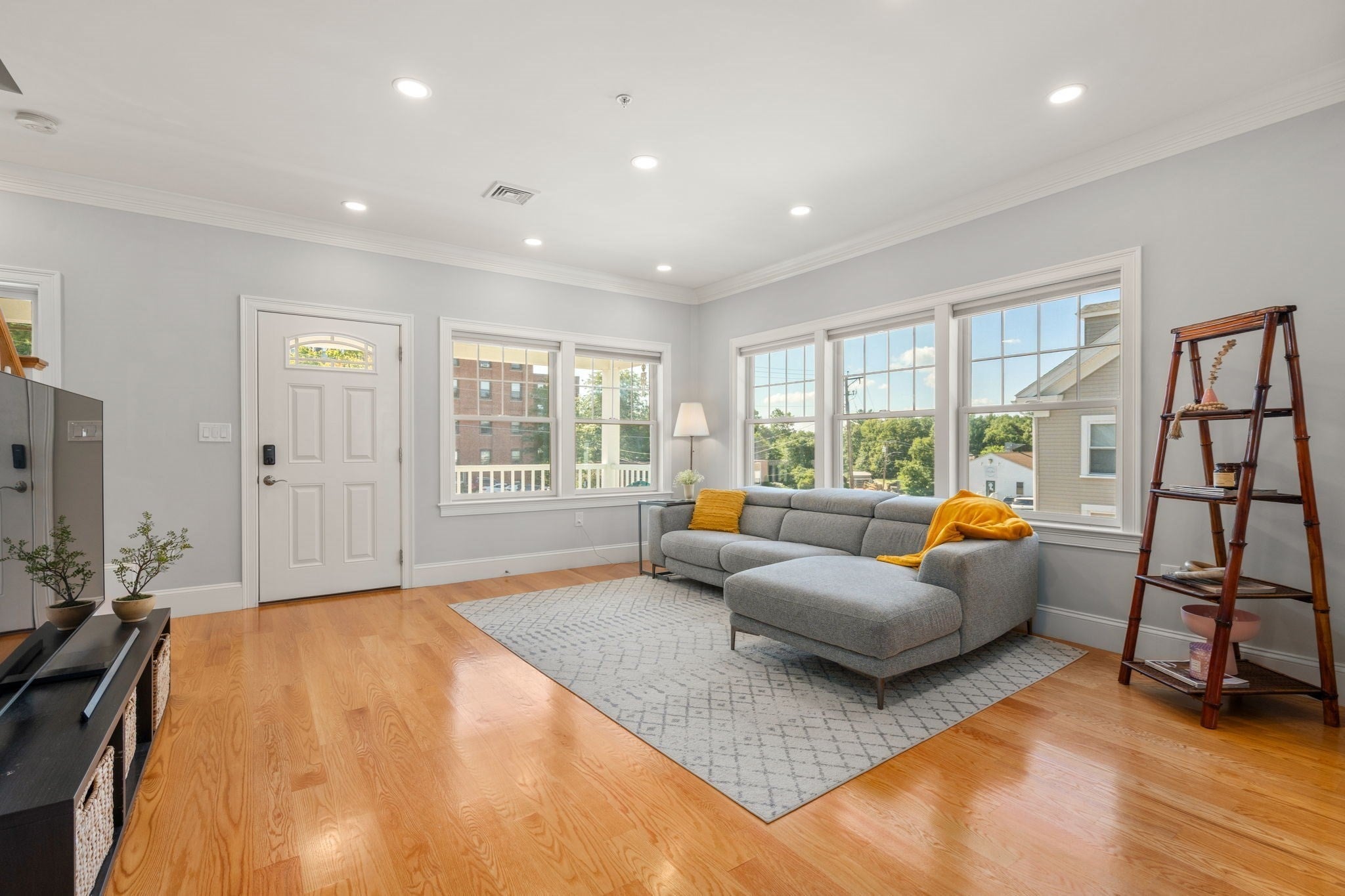 140 Main St E