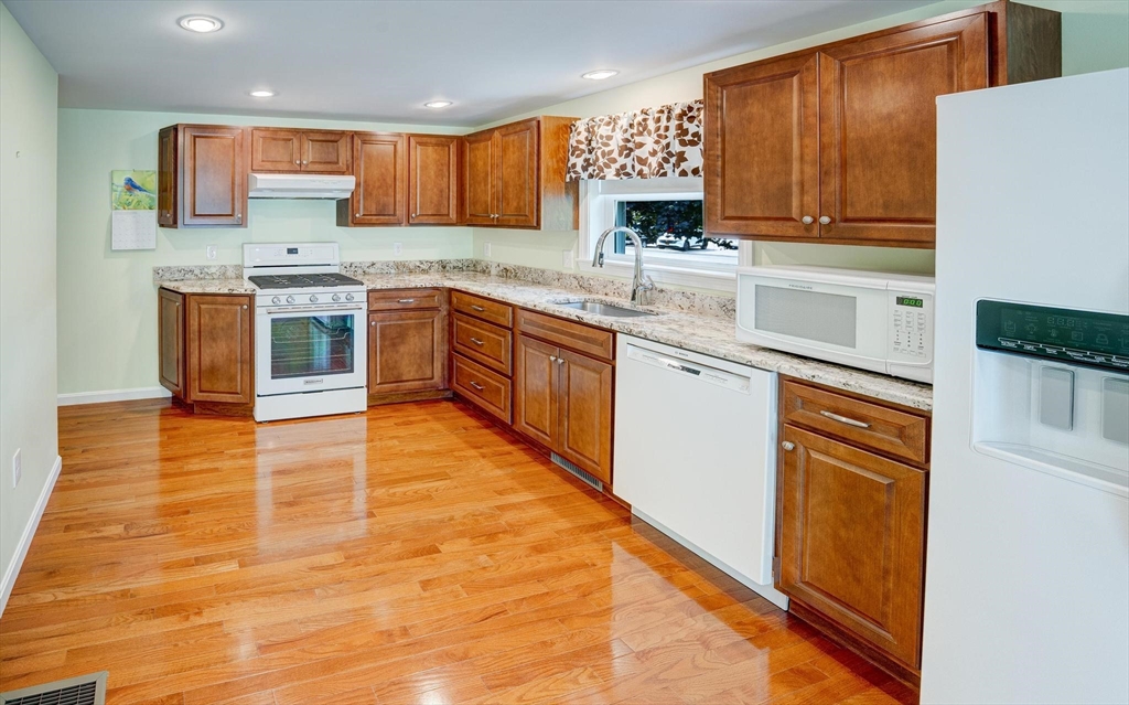 4 Mill Rd, Chelmsford, MA Photo #20