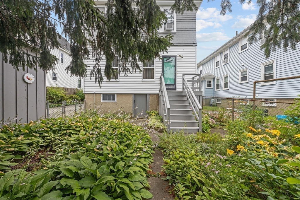 252 Safford St