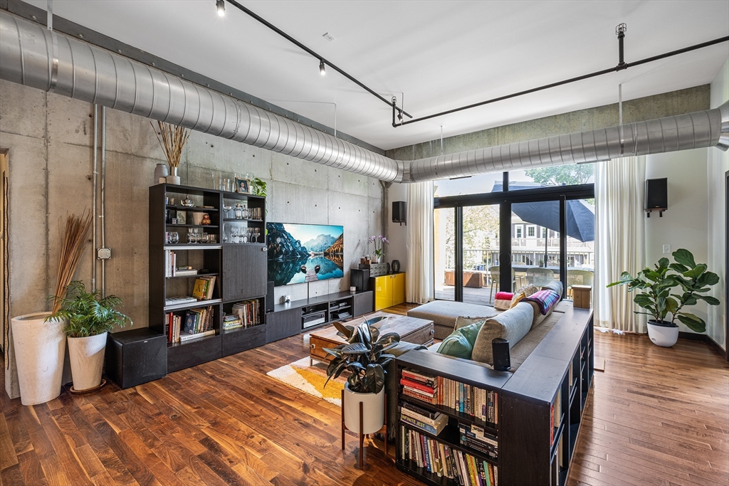 1060 Broadway 102
