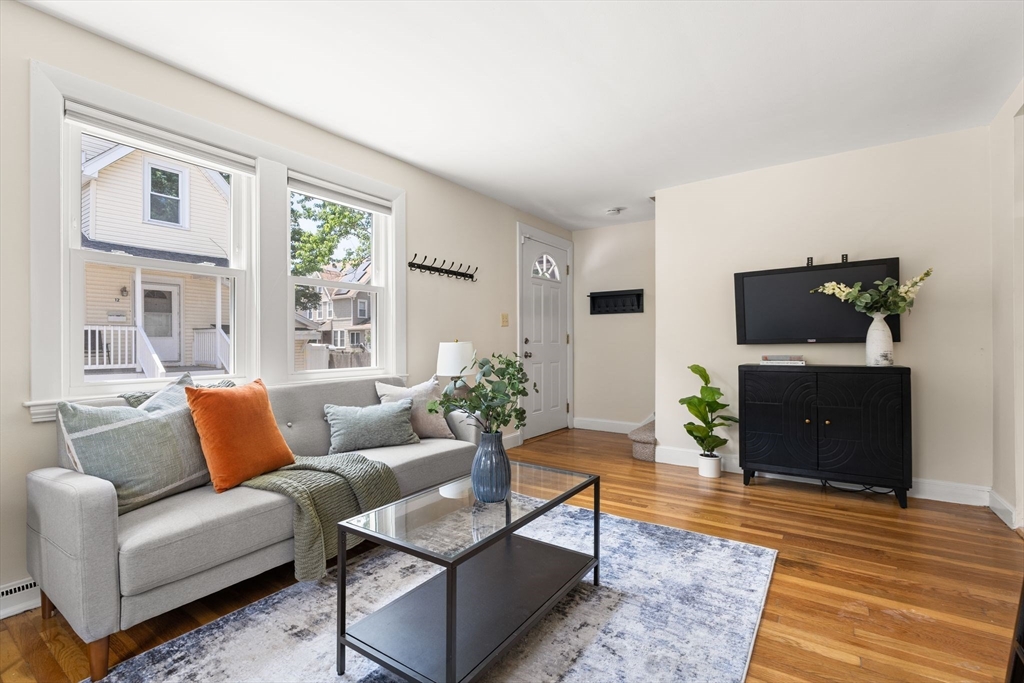 9 Queenwood Ter