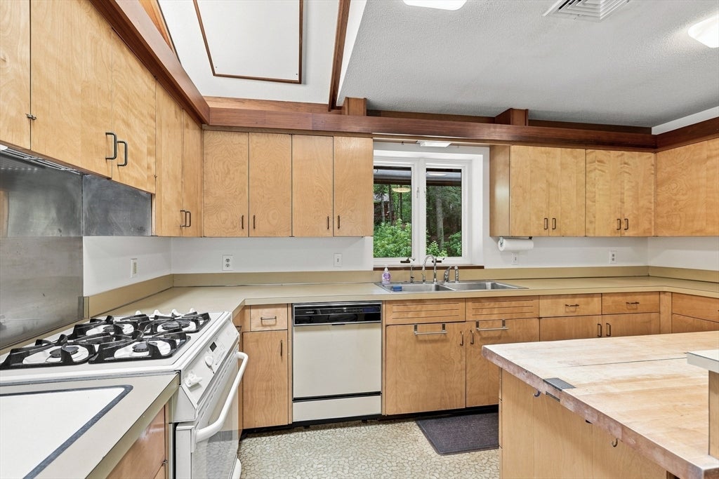 8 Morgan Cir, Amherst, MA, 8 Morgan Cir, Amherst, MA Photo #4