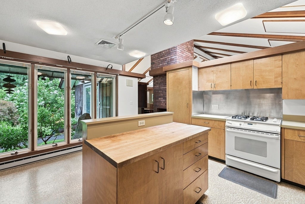 8 Morgan Cir, Amherst, MA, 8 Morgan Cir, Amherst, MA Photo #6