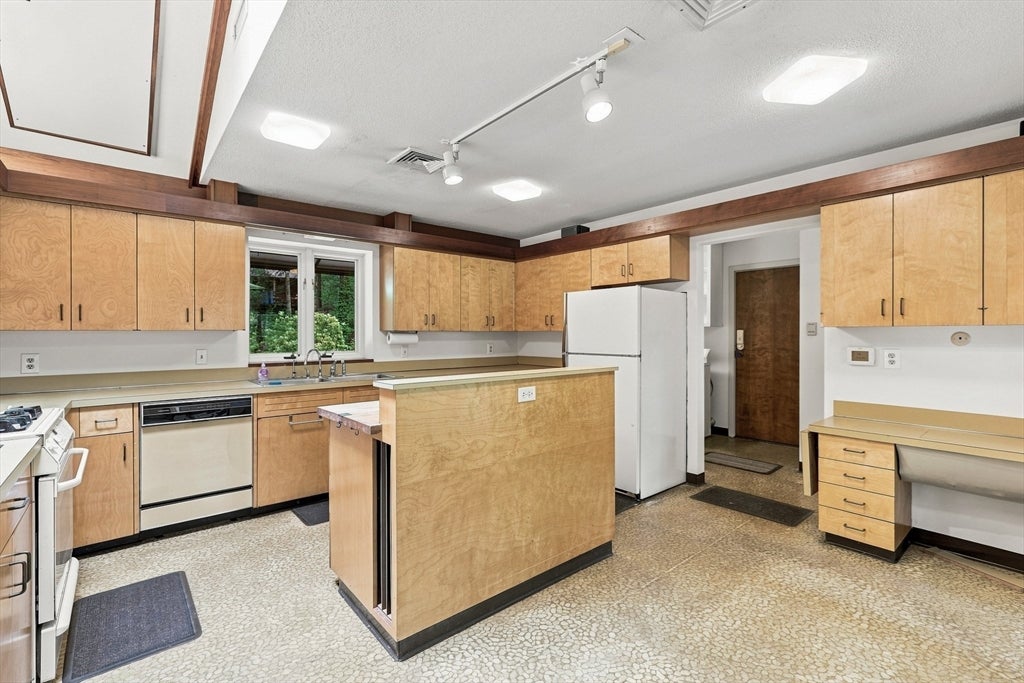 8 Morgan Cir, Amherst, MA, 8 Morgan Cir, Amherst, MA Photo #7