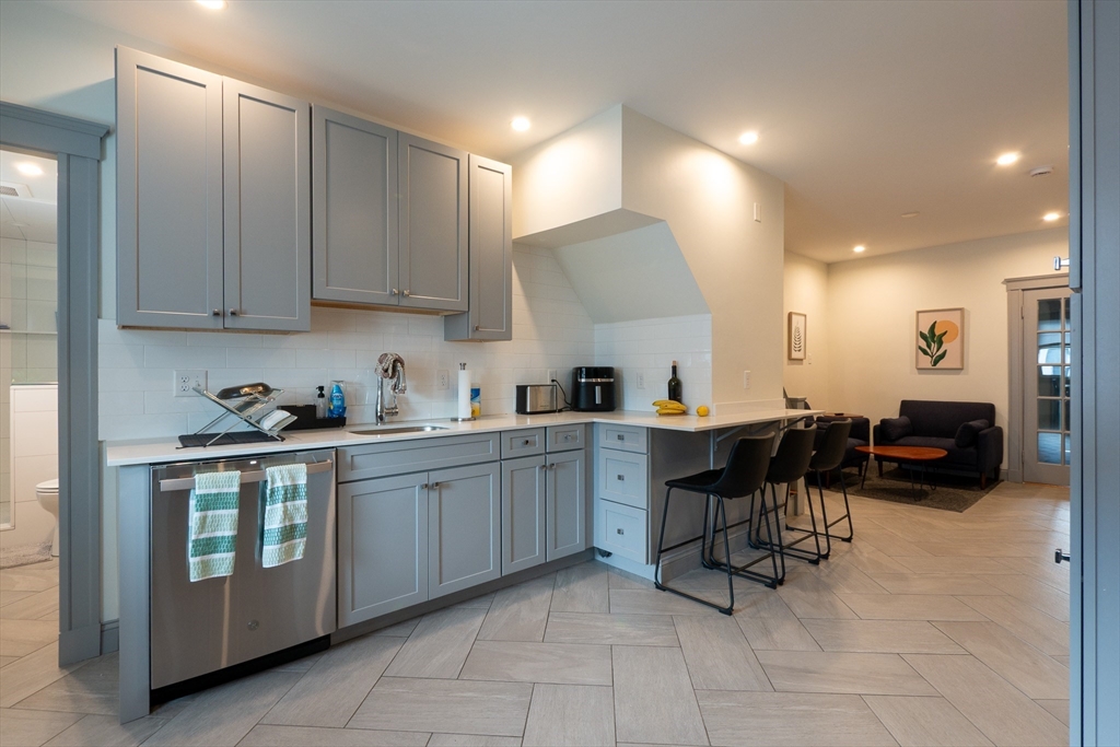 590 Gallivan Blvd