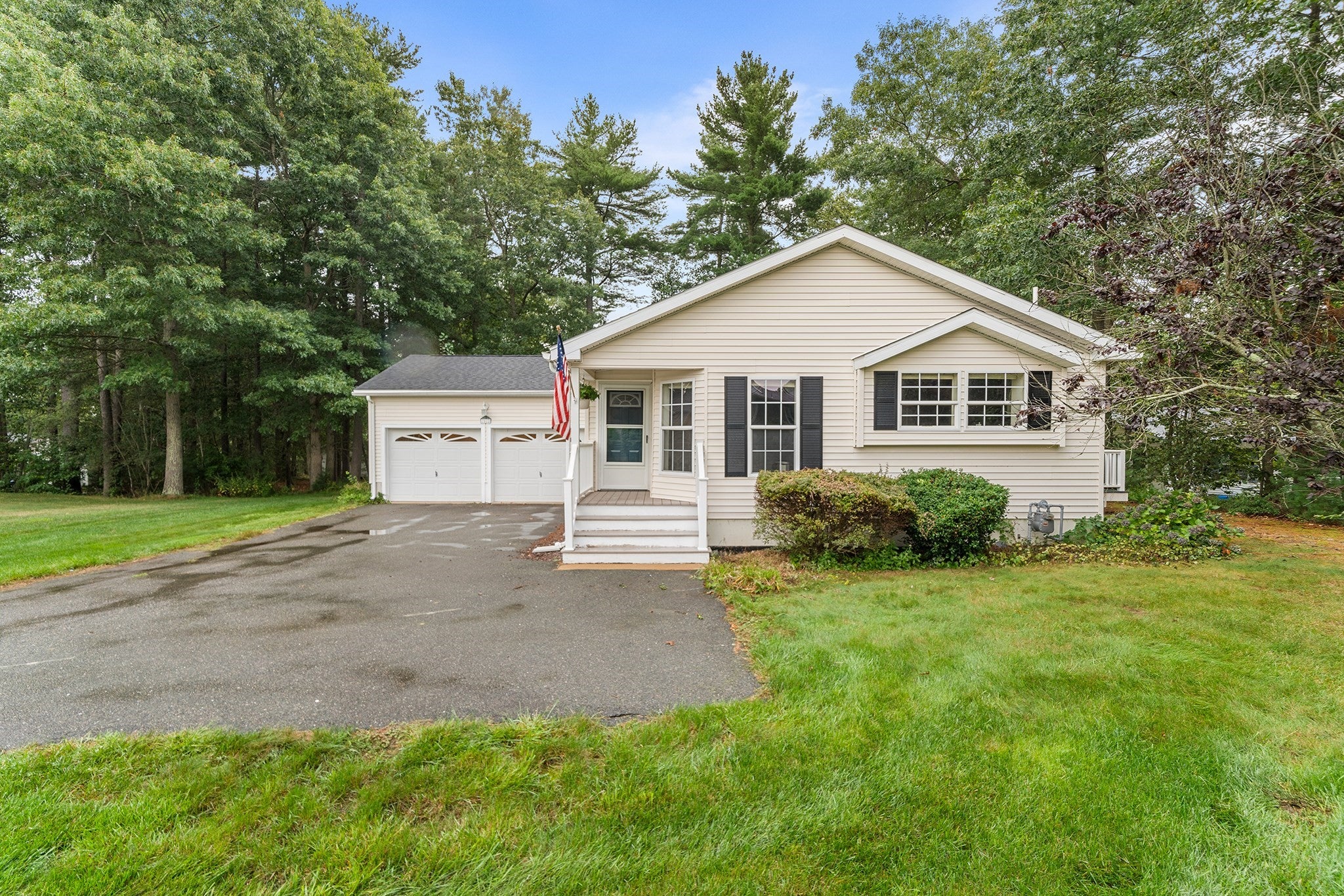 Photo of 7012 Oak Point Dr, Middleboro, MA