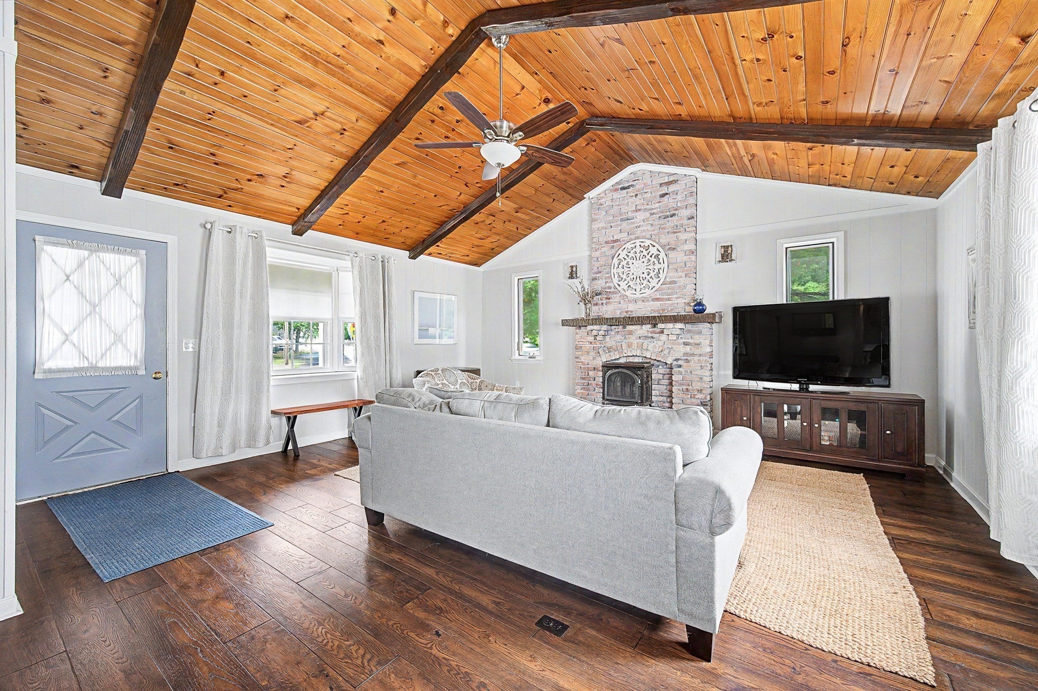 592 Pond St, Franklin, MA Photo #2