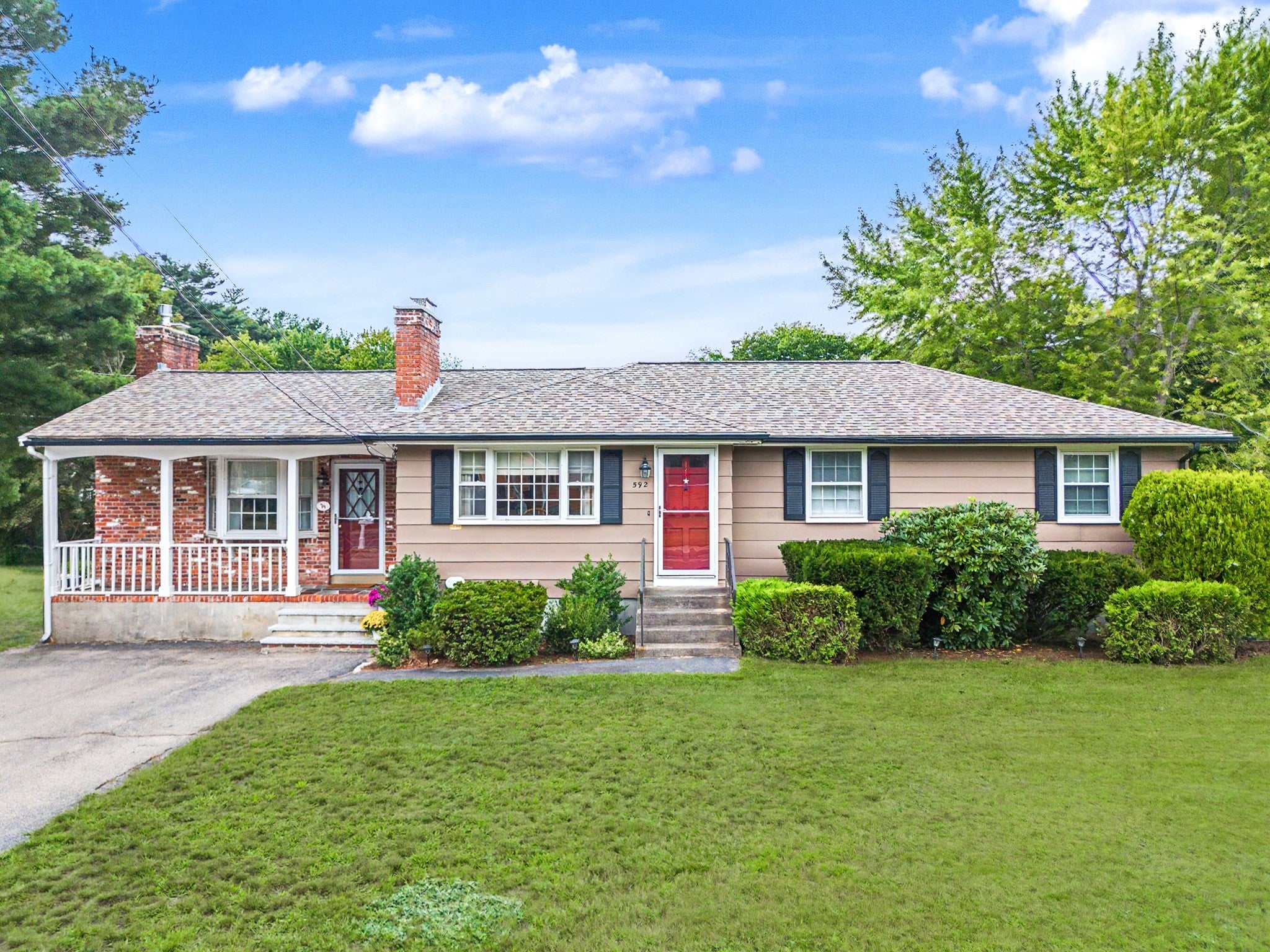 Photo of 592 Pond St, Franklin, MA