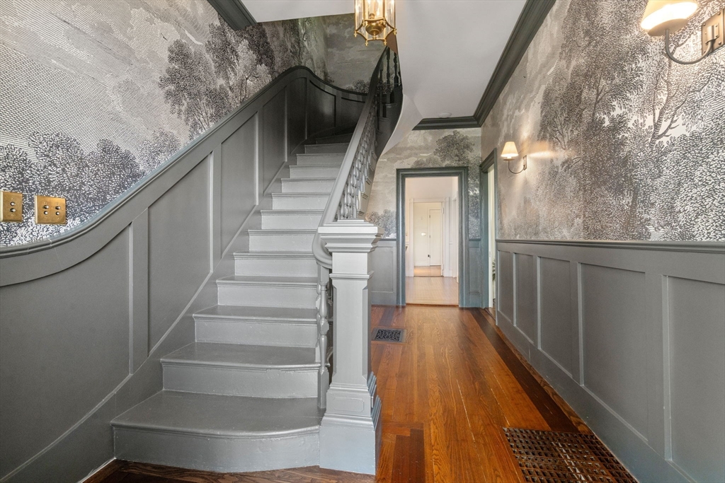 7 Crescent Street