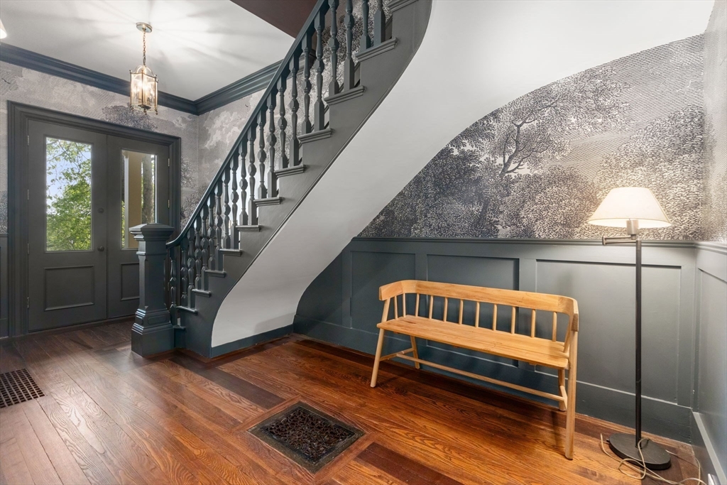 7 Crescent Street