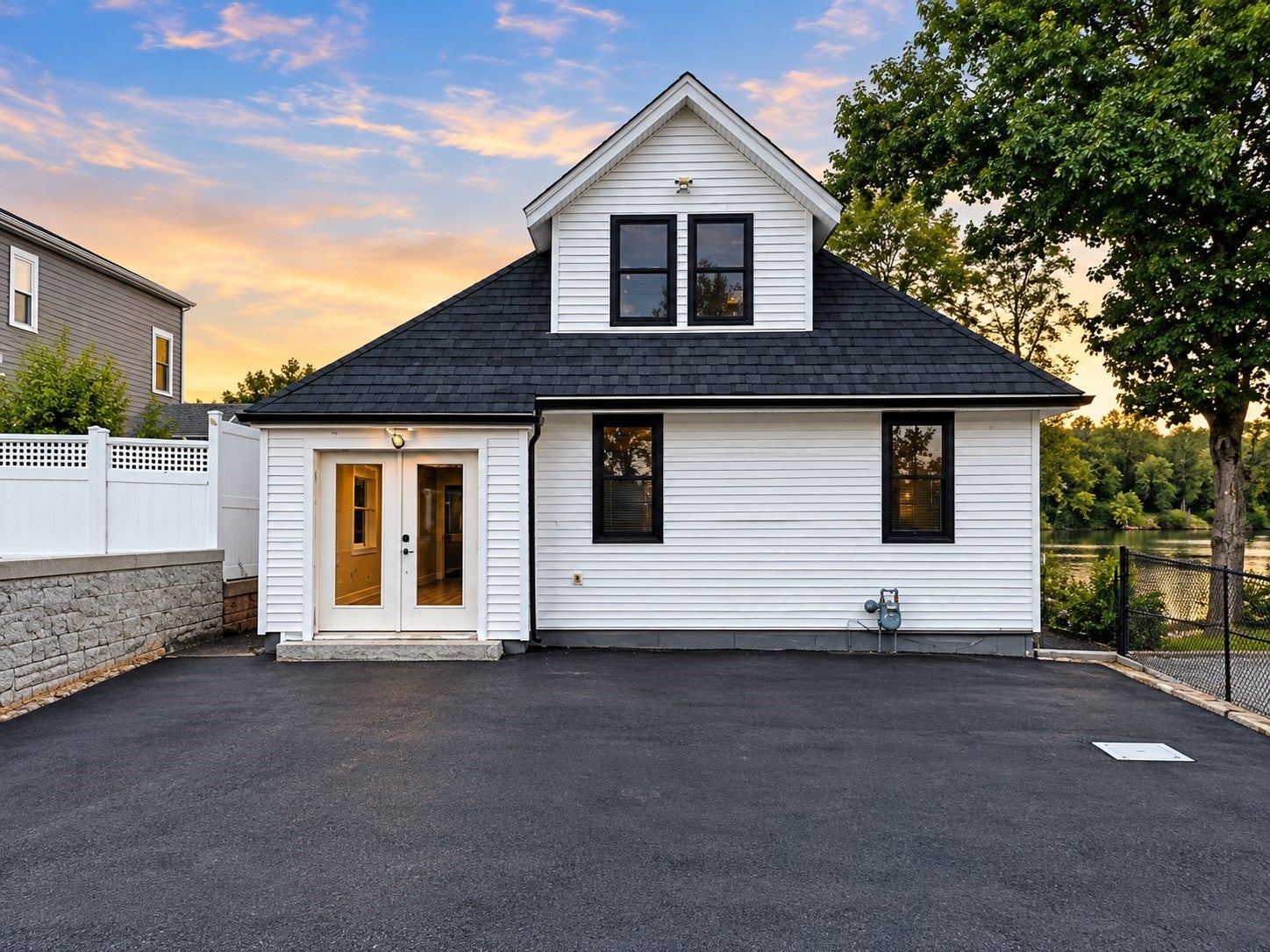 Photo of 136 S Quinsigamond Ave, Shrewsbury, MA