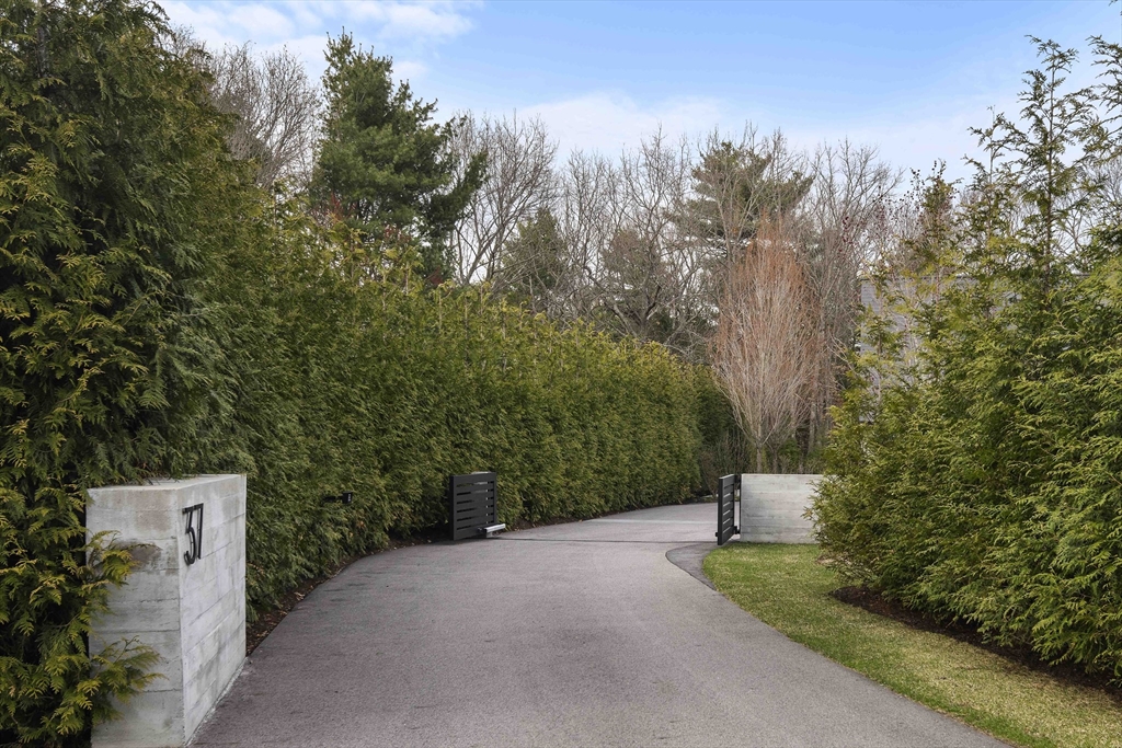 37 Carleton Dr