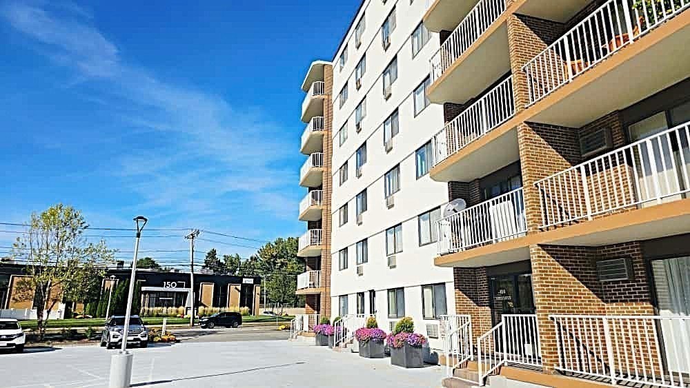 151 Coolidge Avenue 404