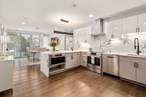 68 Los Angeles St PH5 Newton MA 02458