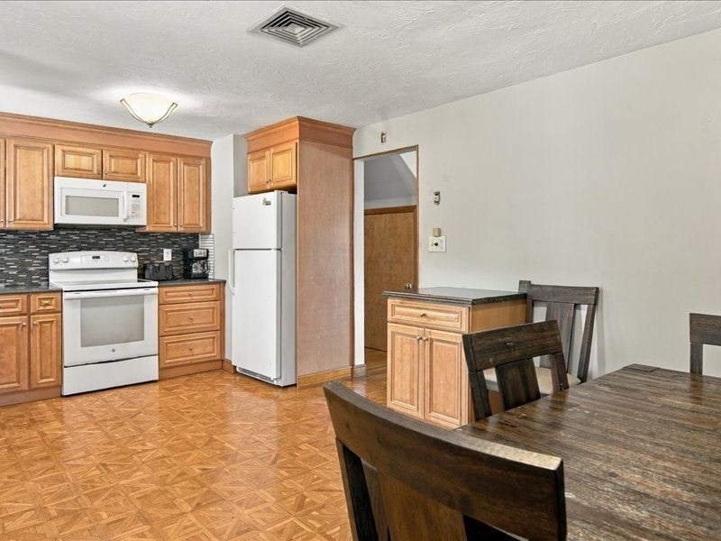 5 Donegal Rd, Peabody, MA Photo #3
