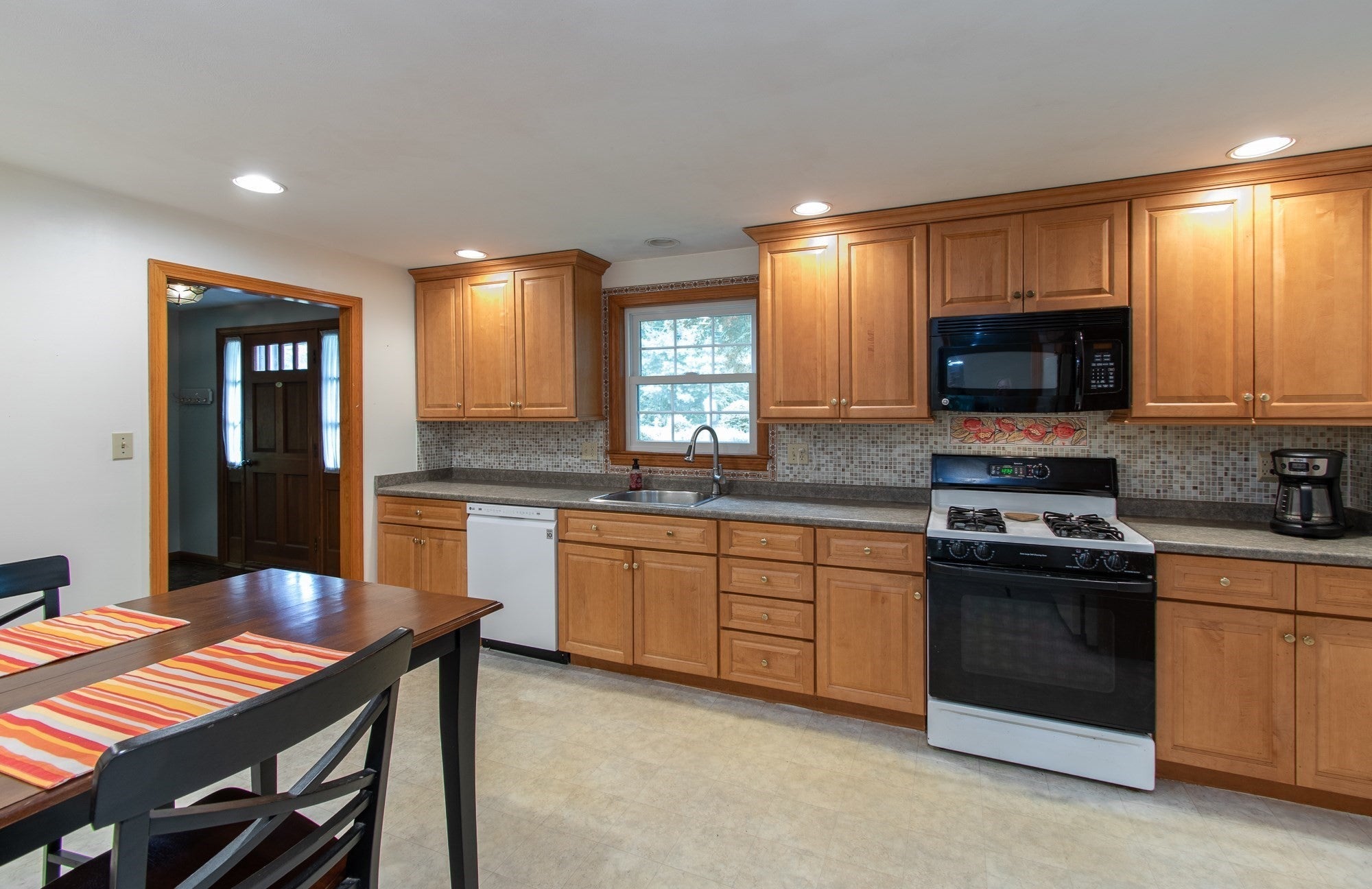16 Crabapple Ln, Chelmsford, MA, 16 Crabapple Ln, Chelmsford, MA Photo #3