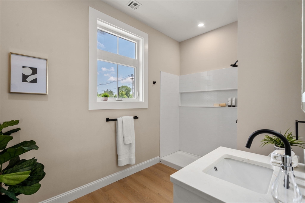 7 Cross St 102