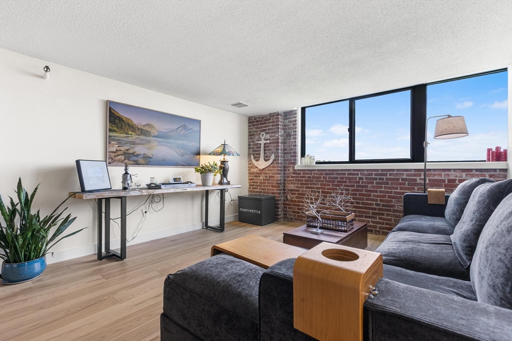 42 8th St 5505