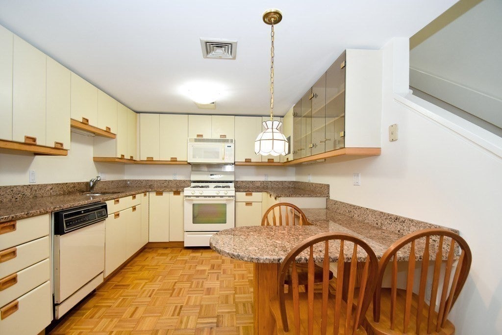 166 Place Ln #166, Woburn, MA Photo #6