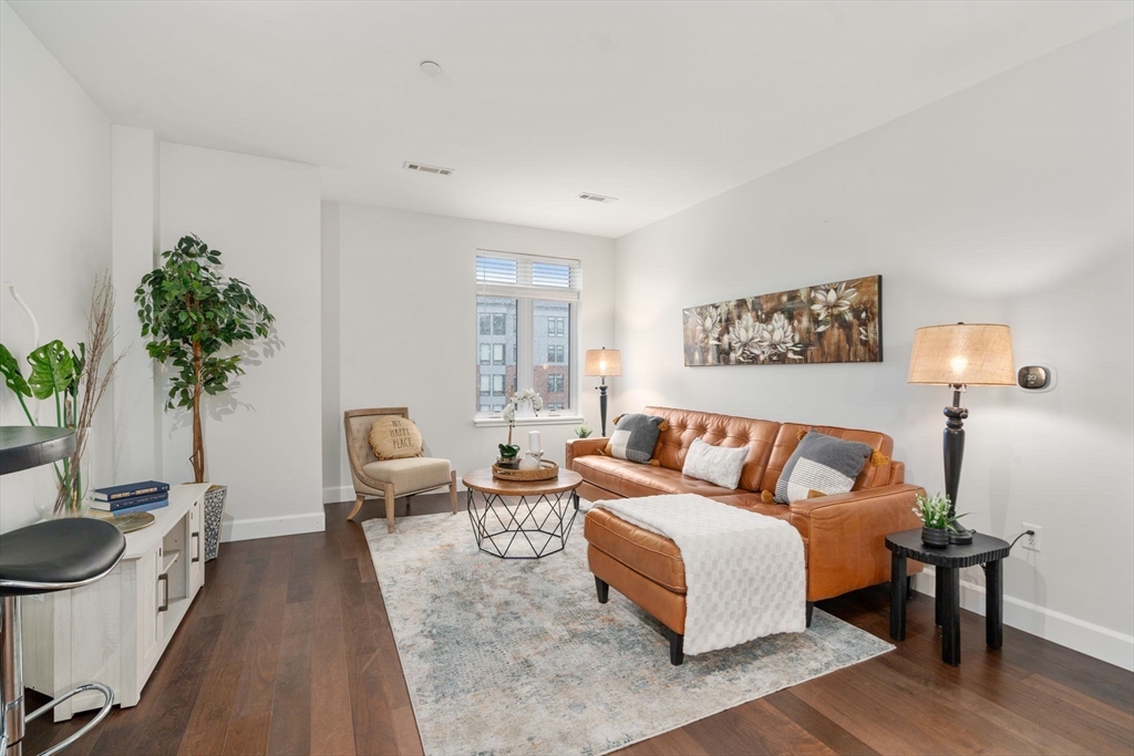 1501 Commonwealth Ave 304